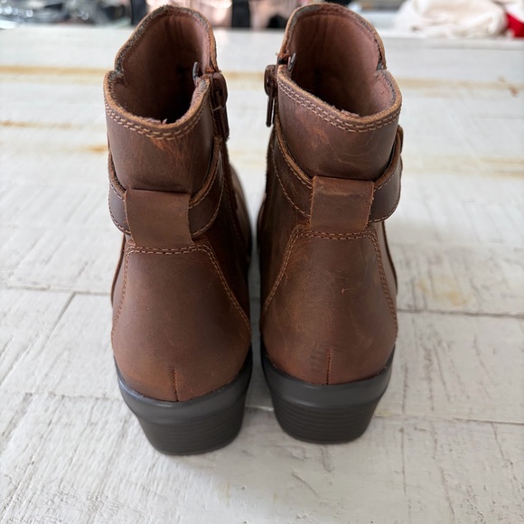 Clarks Angie Spice Ankle Boots size 7.5 WIDE Brown Oiled Leather Booties - Picture 4 of 14